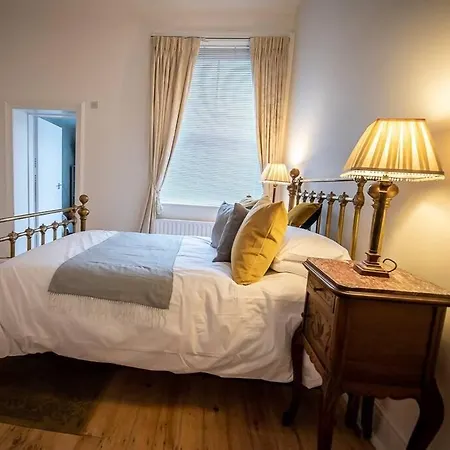 Stunning 1 Bedroom With Private Parking