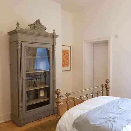 Stunning 1 Bedroom With Private Parking *