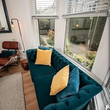 Stunning 1 Bedroom With Private Parking *