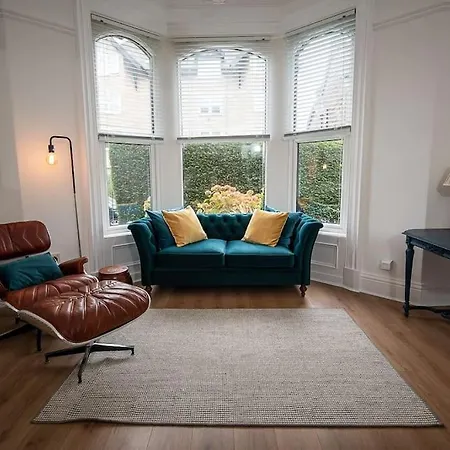 Stunning 1 Bedroom With Private Parking *