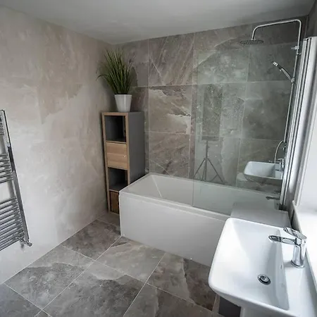 Stunning 1 Bedroom With Private Parking